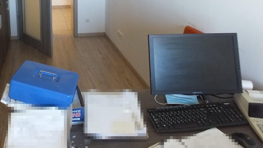 A számítógép a betörés helyszínén (fotó: police.hu)
