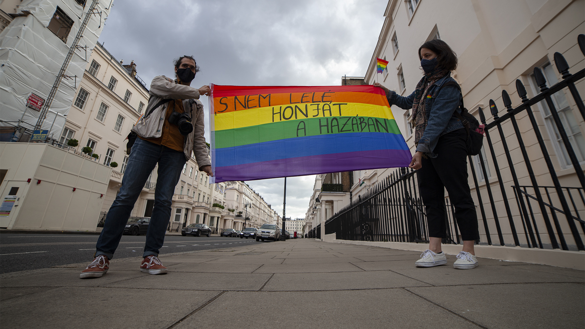 LMBTQ+-aktivisták tüntettek a londoni magyar nagykövetség előtt