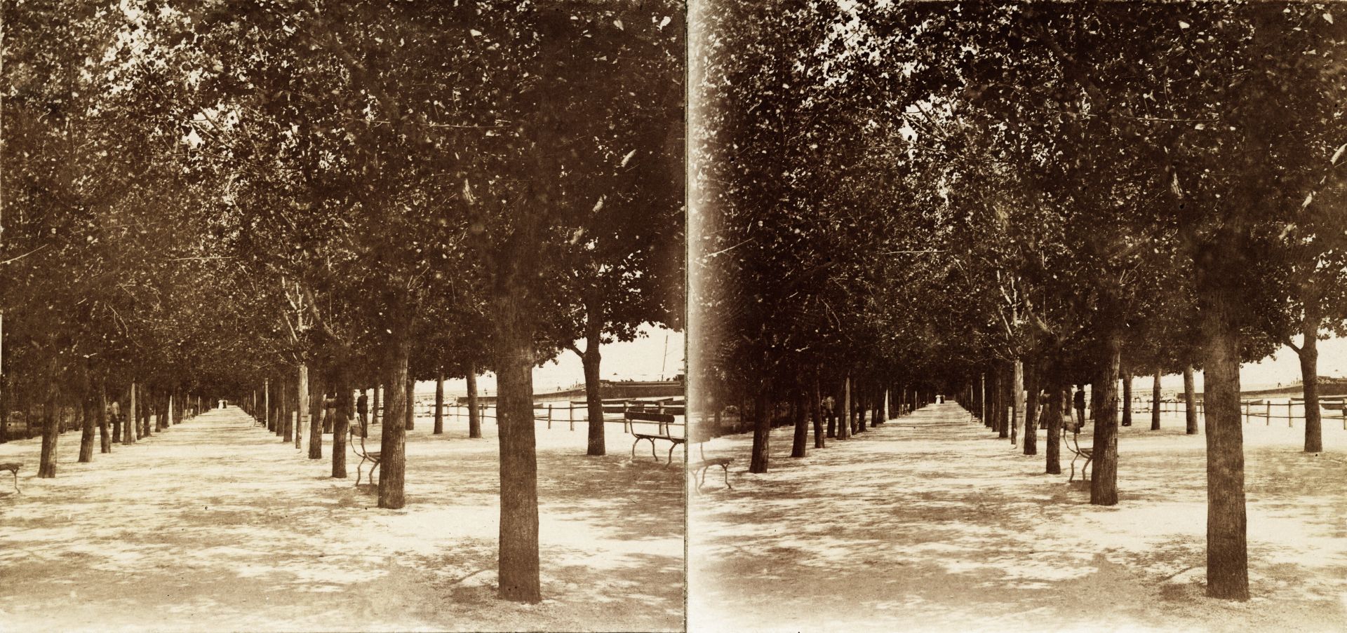 Balatonfüred - parti sétány, jobbra a távolban a móló, a századforduló idején.