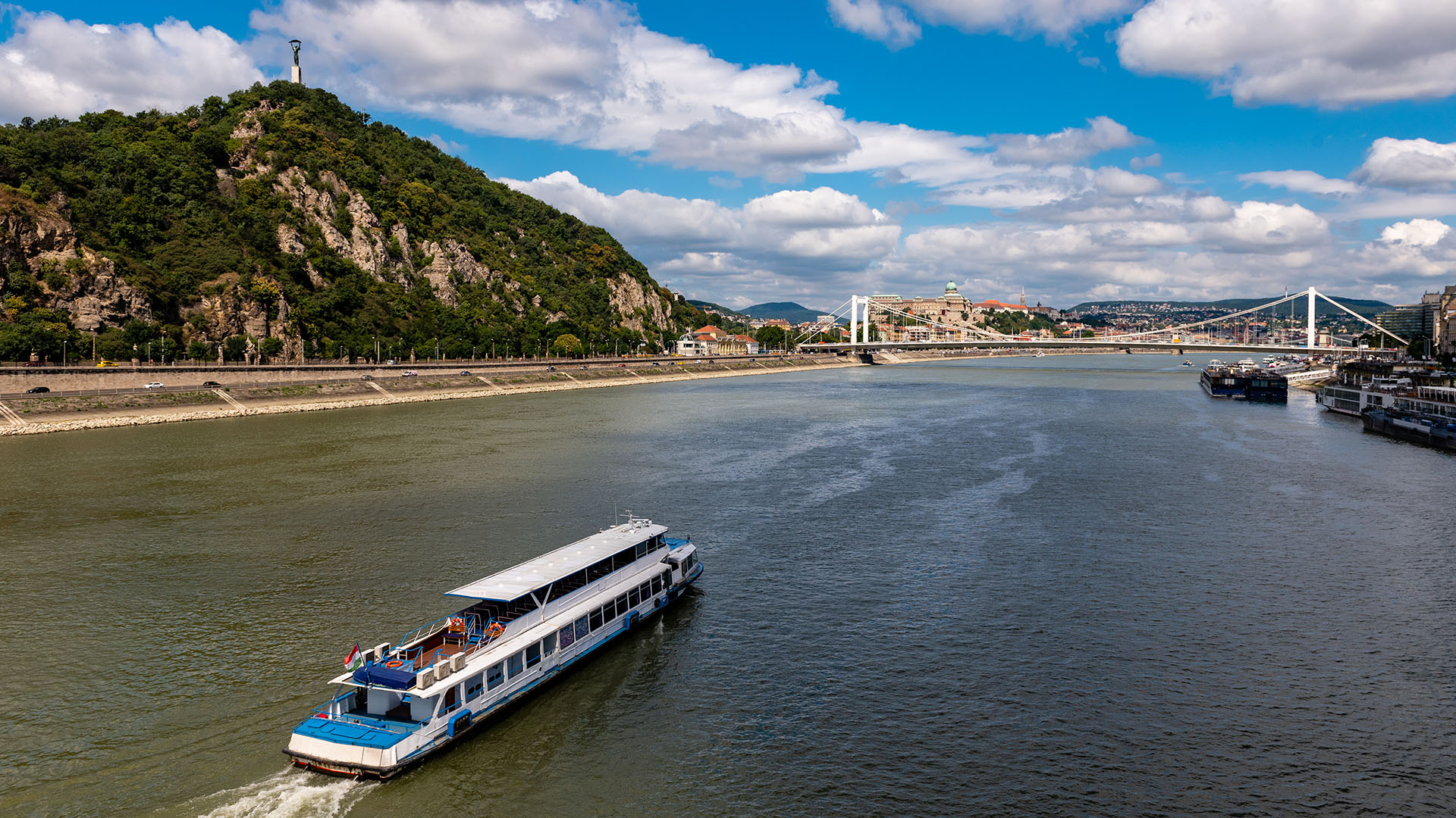 Hajó-körjárat indul péntektől Budapesten