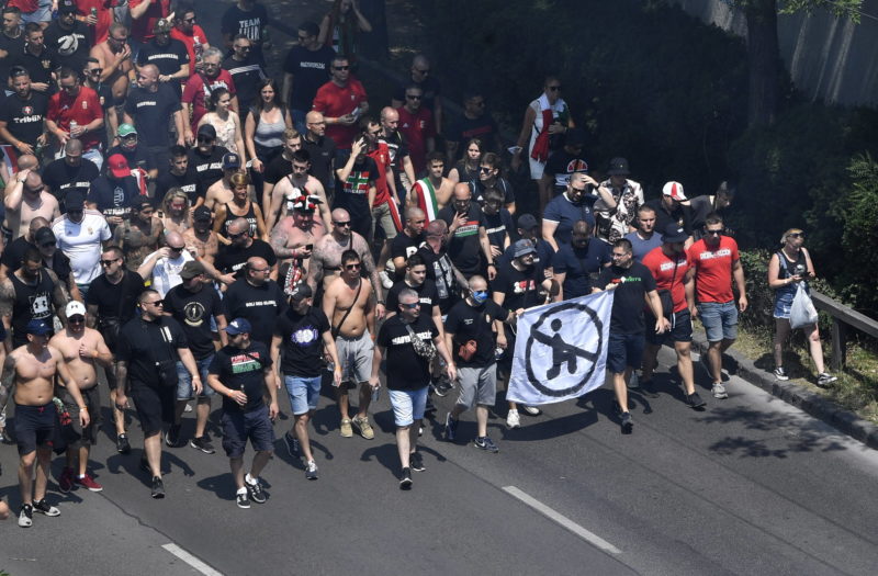 Megdöbbentő fotók: óriási tömegben vonulnak a magyar szurkolók a magyar-francia focimeccsre