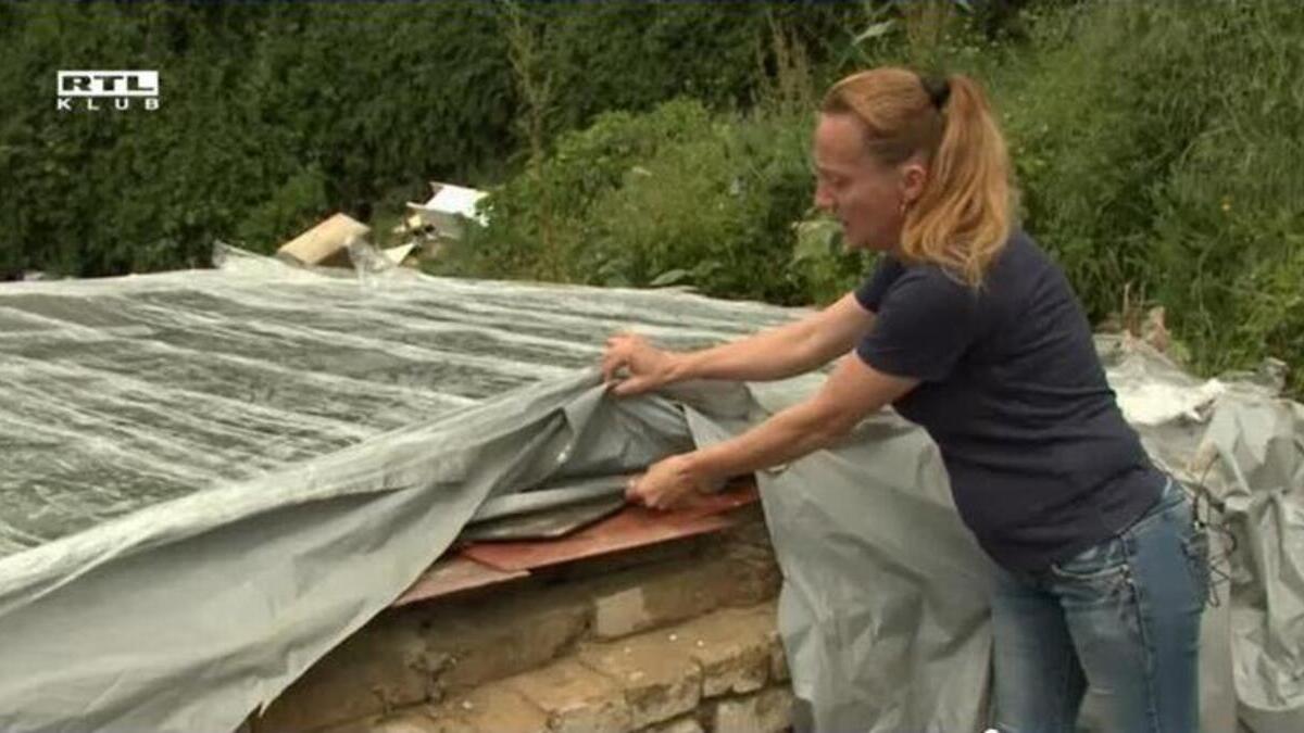Erika azt mutatja, milyen állapotban van a tető (Fotó: RTL Klub)