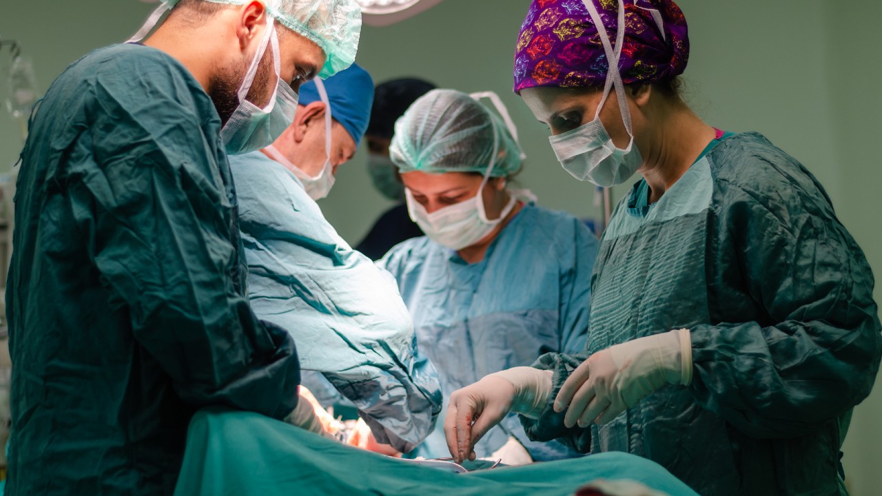 Egy orvoscsapat császármetszés közben (fotó: Getty Images)