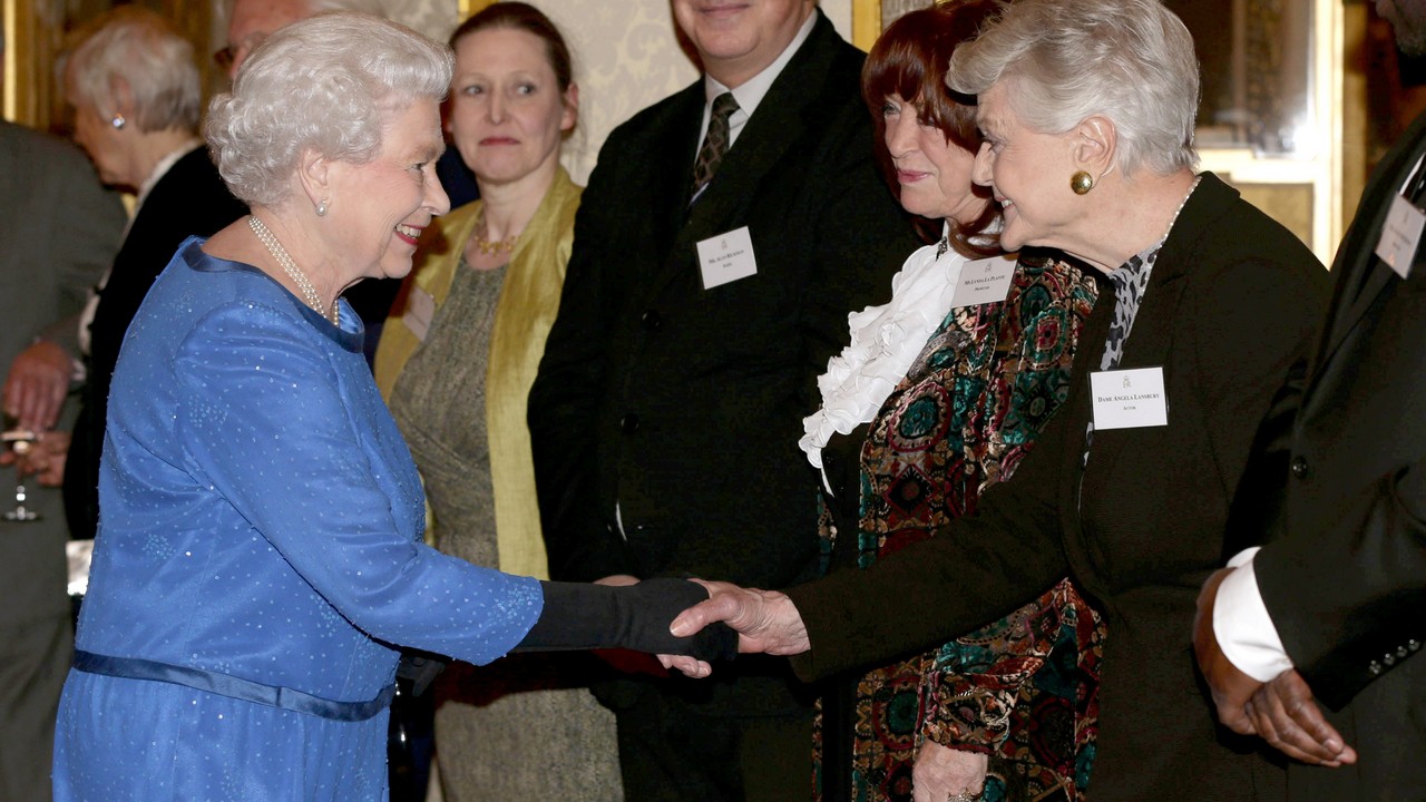 Angela Lansbury és II. Erzsébet királynő