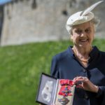 Angela Lansbury a Dame kitüntetéssel