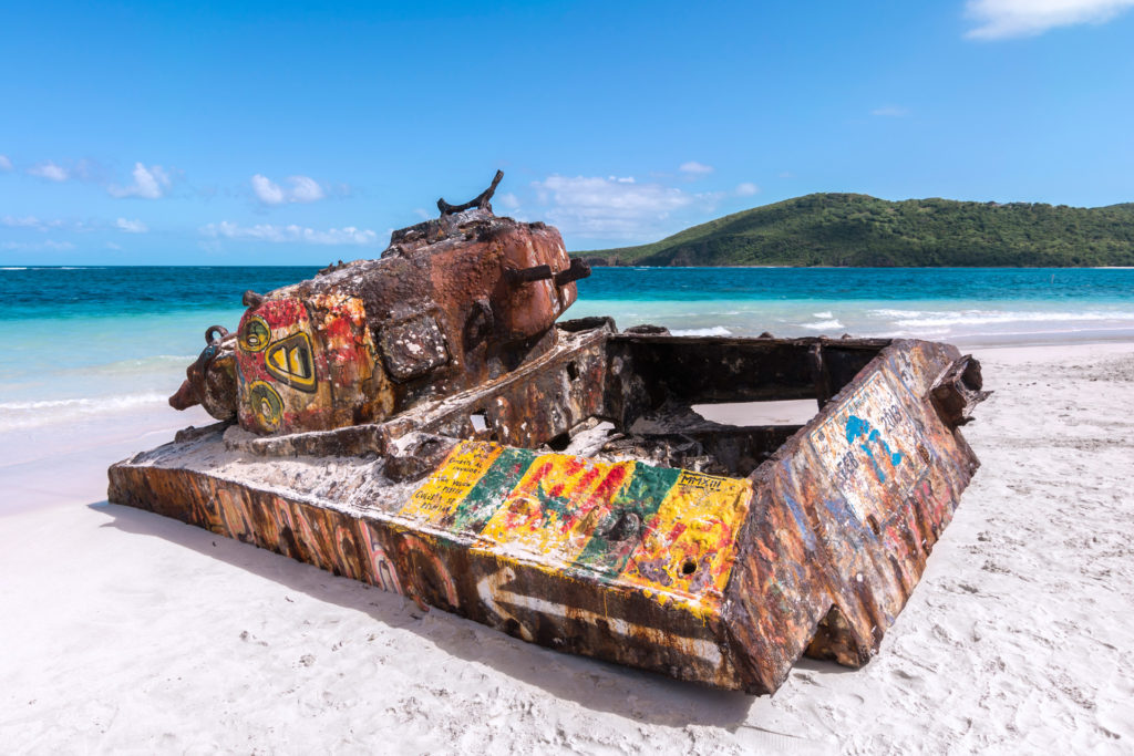 Rozsdás tankok a karibi strandon