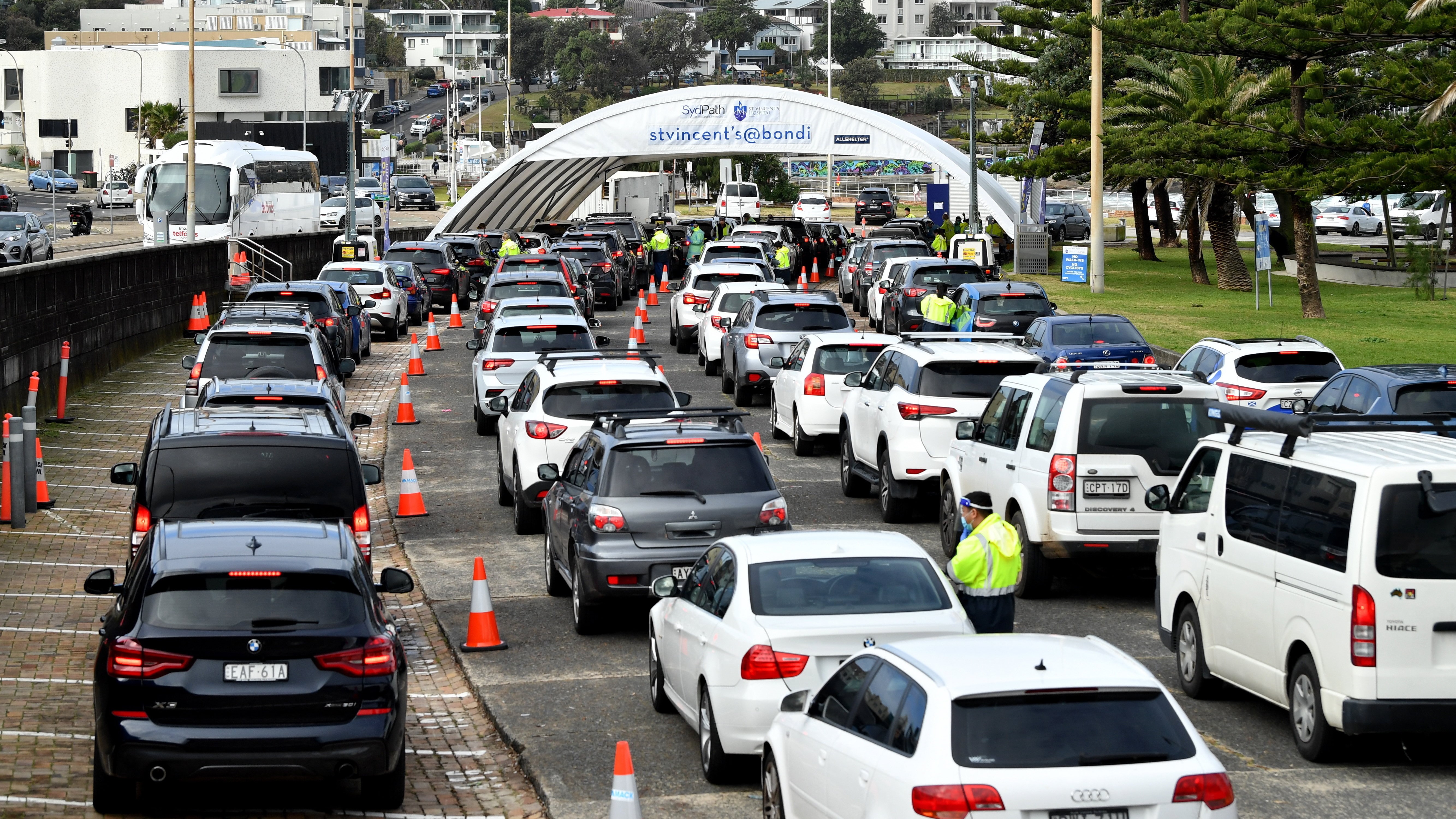Koronavírus-tesztre váró emberek egy autós tesztállomáson Bondiban, Sydney egyik elővárosában 2021. június 22-én. (Fotó: MTI/EPA/AAP/Joel Carrett)