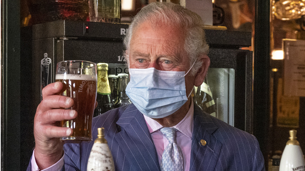 Károly herceg sört csapol / Fotó: Getty Images