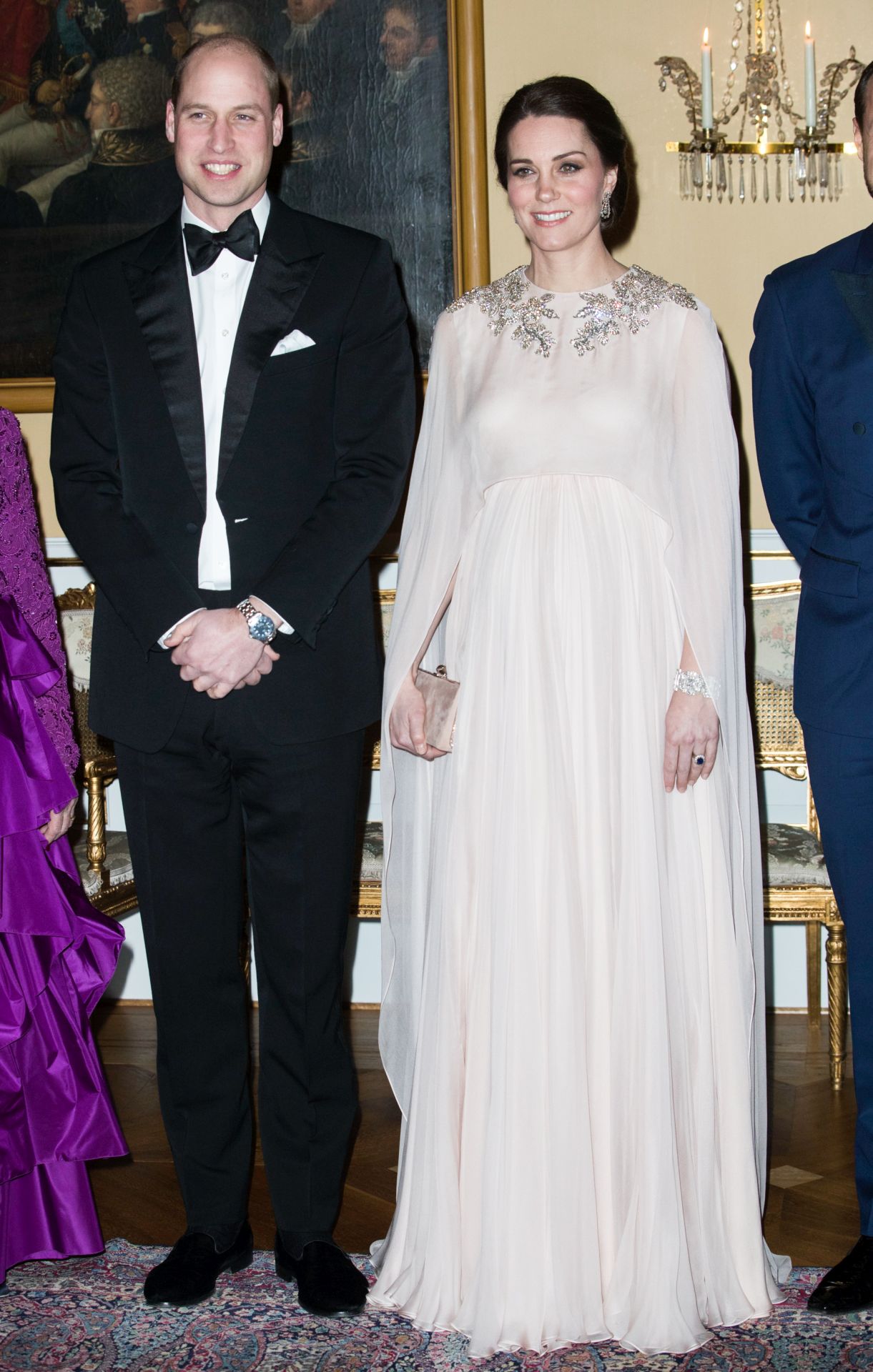 A hercegné 2018-ban egy hivatalos norvégiai eseményen viselt köpennyel kombinált estéyi ruhát.