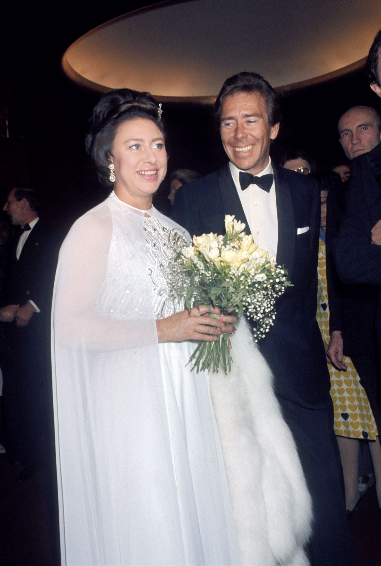 Margit hercegnő köpennyel kombinált estélyi ruhában 1974 májusában, Antony Armstrong-Jones oldalán.