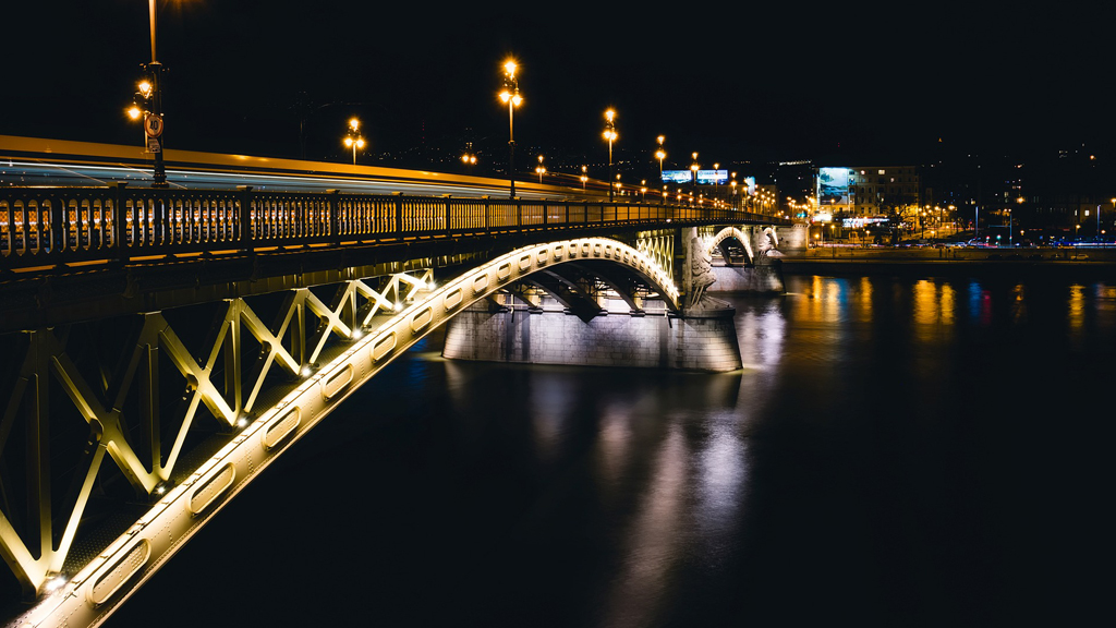 Esti fényárban a Margit híd / Fotó: Pixabay