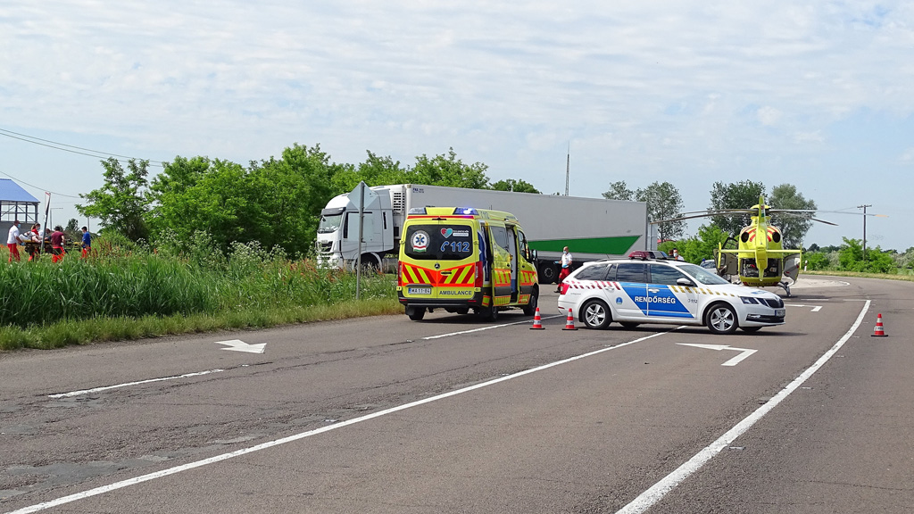A mentőhelikopterhez viszik a mezőhéki vasúti átjáróban történt baleset egyik sérültjét 2021. június 12-én. / Fotó: MTI/Donka Ferenc