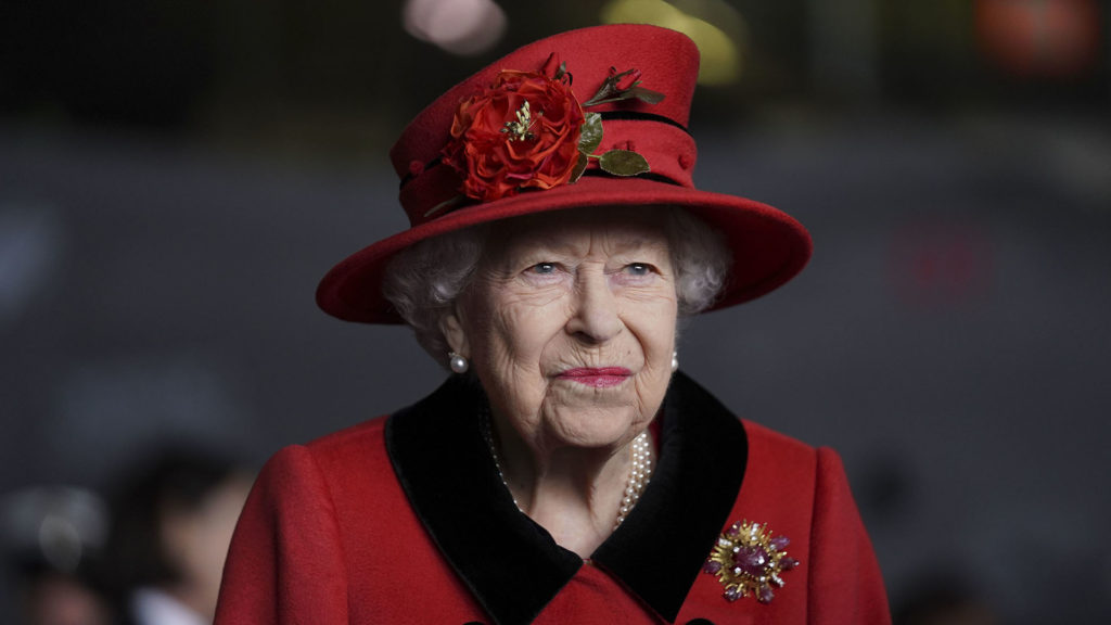 Leszedték Erzsébet királynő fotóját egy brit kollégium faláról