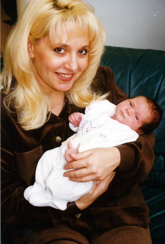 Zoltán Erika 1997 januárjában ment feleségül Kátai Róberthet. 1998. december 20.-án megszületett kislányuk, Kátai Zoé Roberta