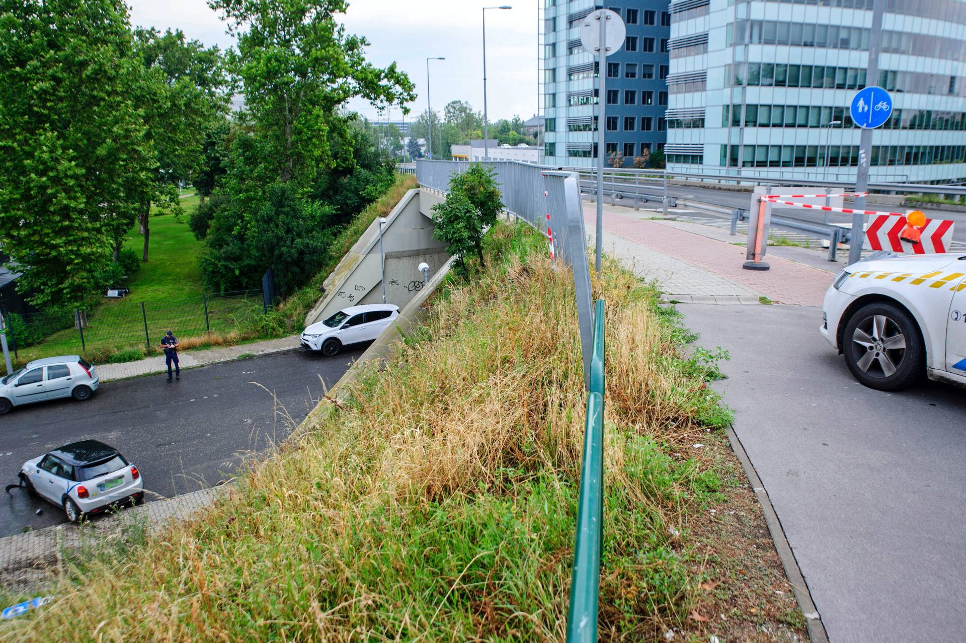 Egy közösségi autómegosztó lezuhant járműve Budapest XIII. kerületében az Árpád hídnál 2021. július 25-én (Fotó: MTI/Lakatos Péter)