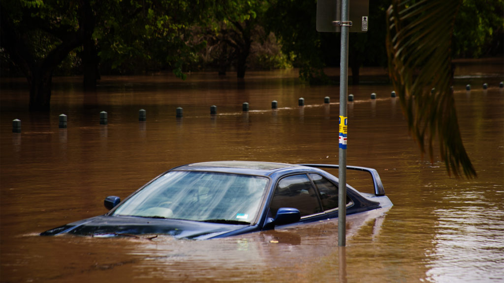 Durva árvíz sodorta el az autót a hatalmas vihar után