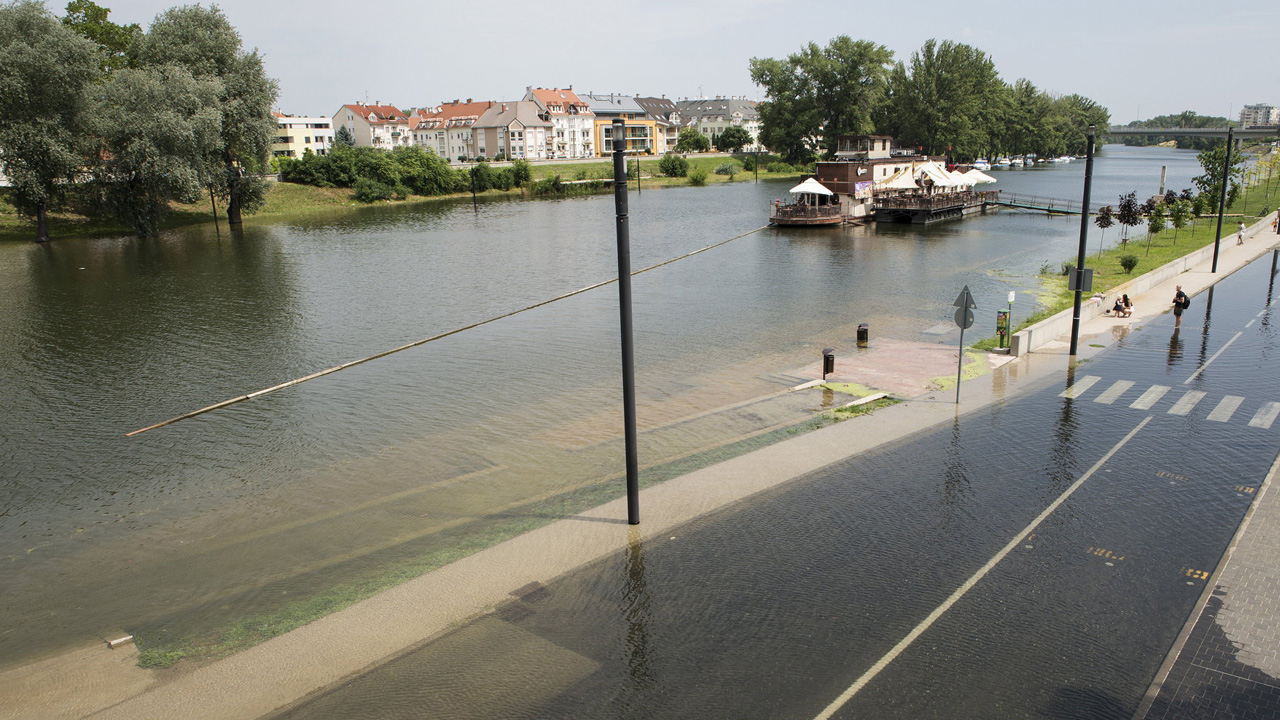 A Mosoni-Duna áradása miatt elöntött és lezárt Móricz Zsigmond alsó rakparti út Gyõrben 2021. július 20-án. /MTI/Krizsán Csaba