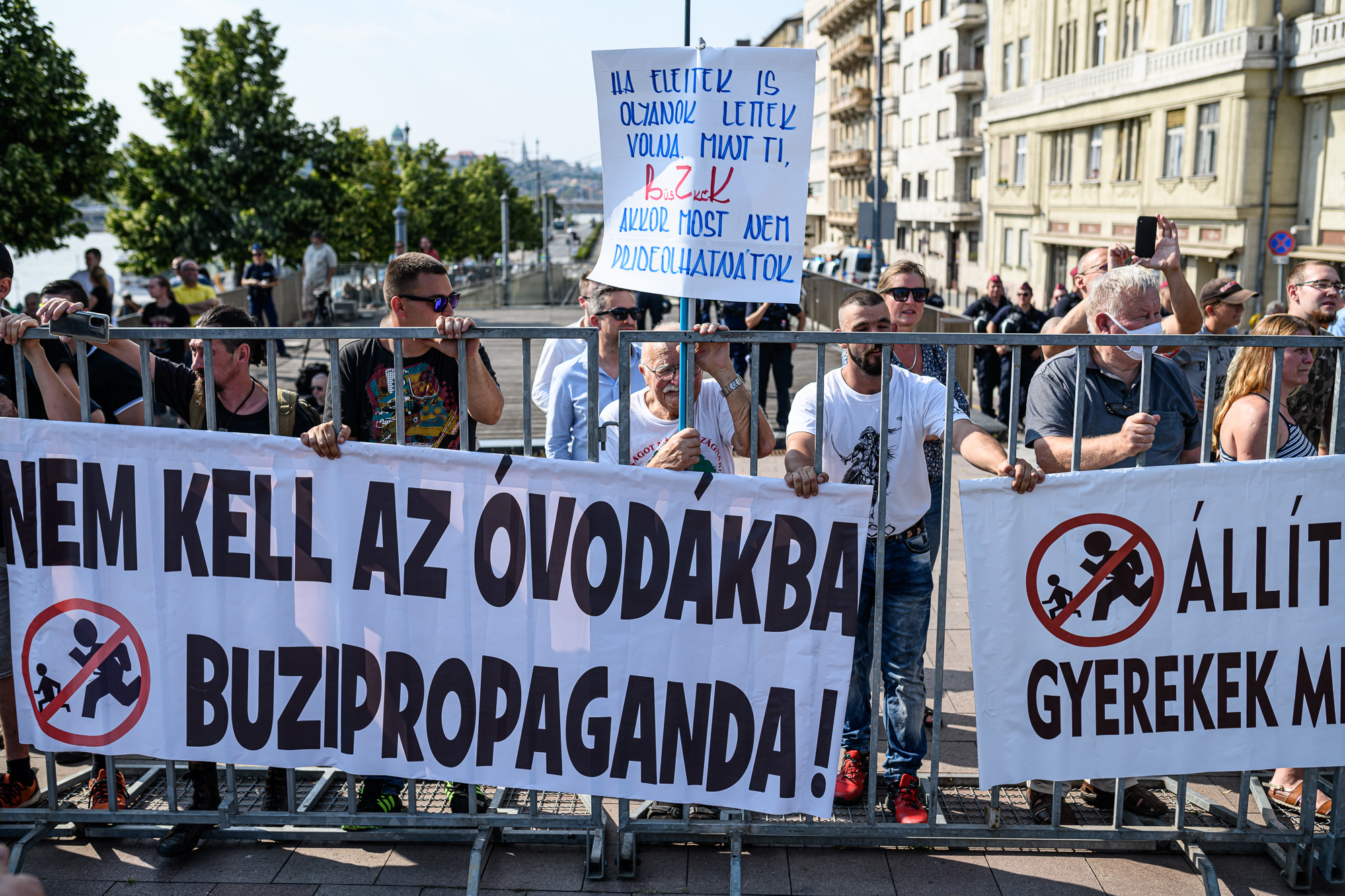 Szélsőjobbos tüntetők a Budapest Pride-on