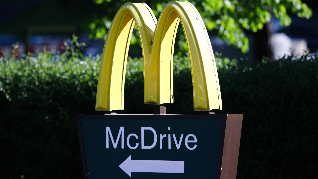 A McDrive logó (Photo by Jakub Porzycki/NurPhoto via Getty Images)