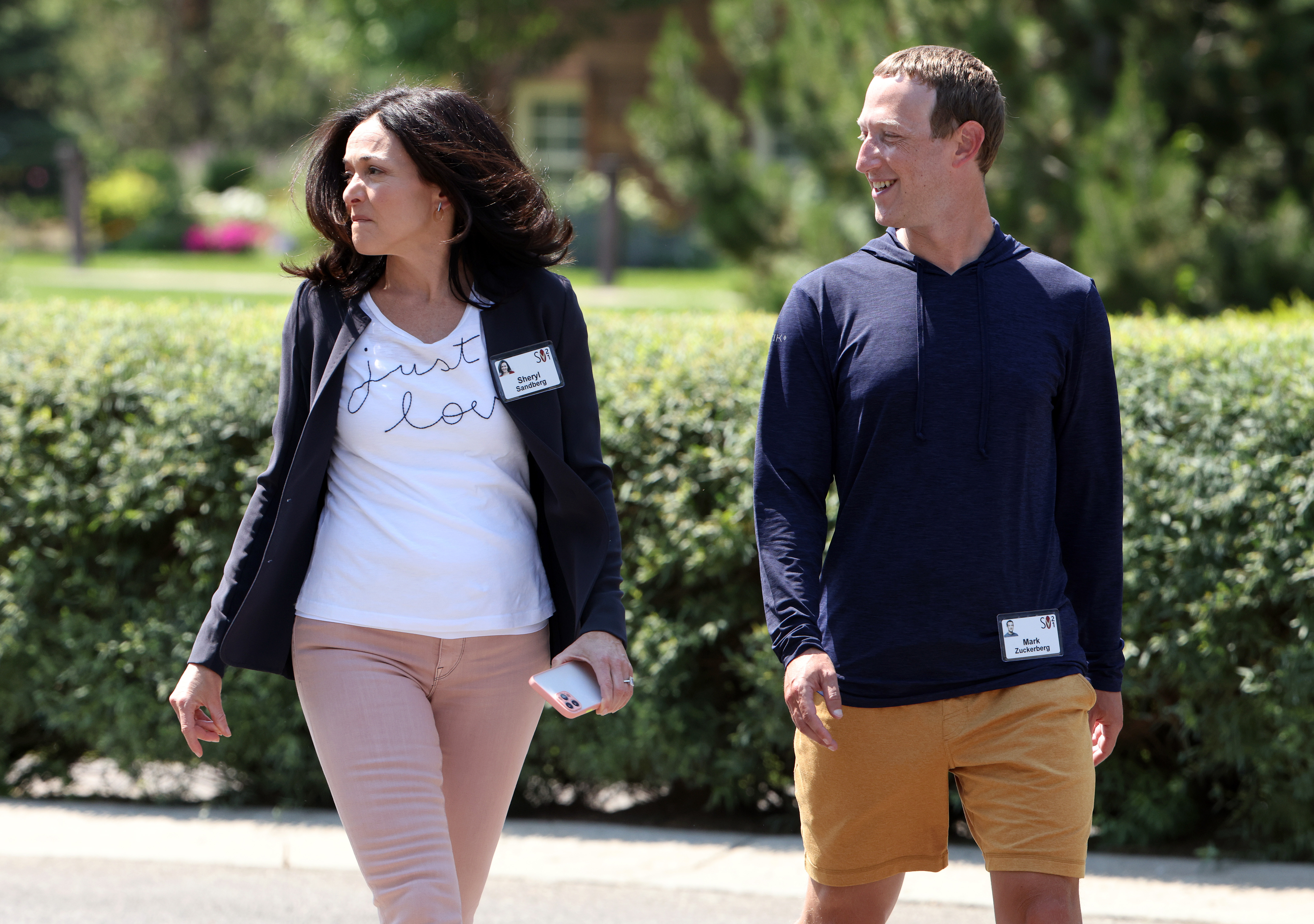 Mark Zuckerberg és Sheryl Sandberg Sun Valley-ben (Photo by Kevin Dietsch/Getty Images)