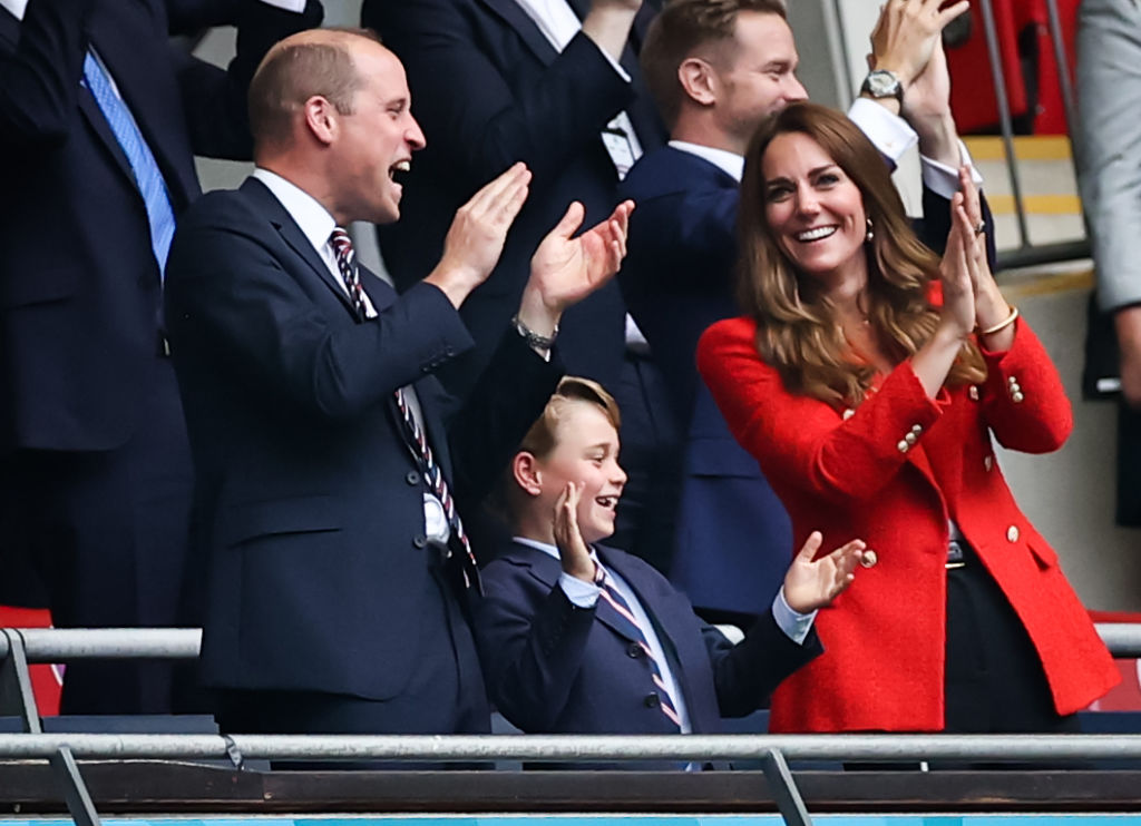 György herceg a szüleivel, Vilmos herceggel és Katalin hercegnével az EB meccsen Londonban