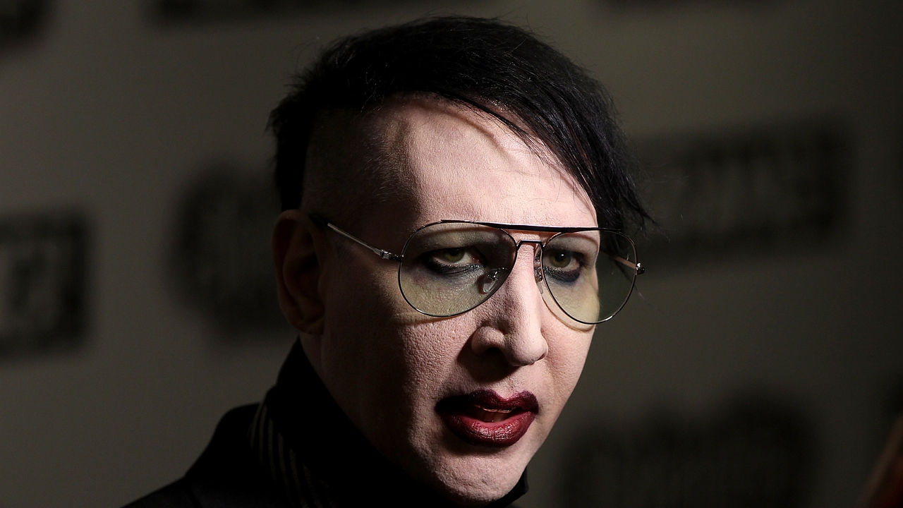 Feladta magát Marilyn Manson, miután elfogató parancsot adtak ki ellene