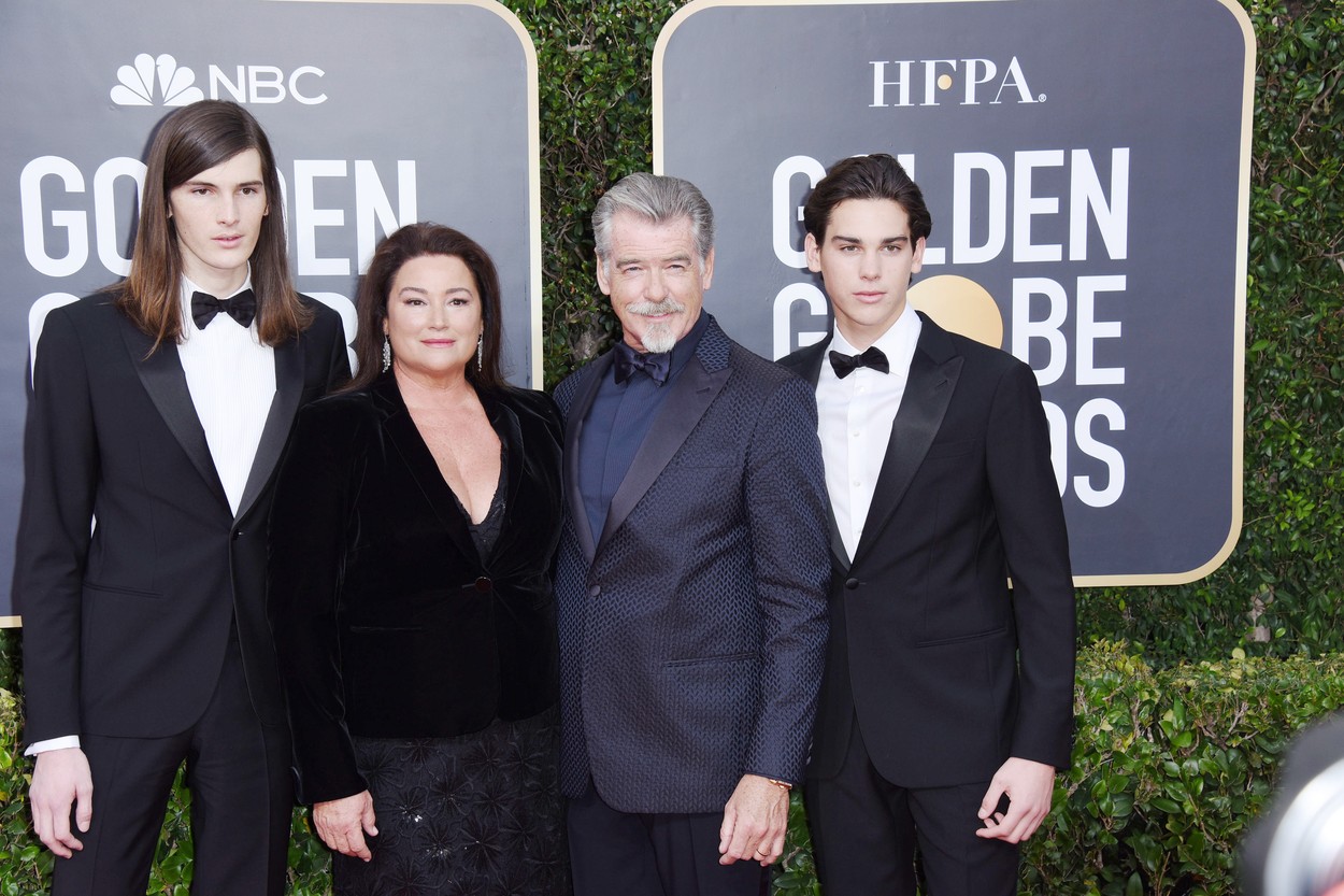 Paris Brosnan, Keely S Smith, Pierce Brosnan és Dylan Brosnan a 2020-as Golden Globe gálán (fotó: Profimédia)