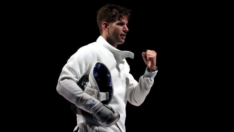 Gyönyörű barátnője és szülei köszöntötték a Tokióból hazatérő