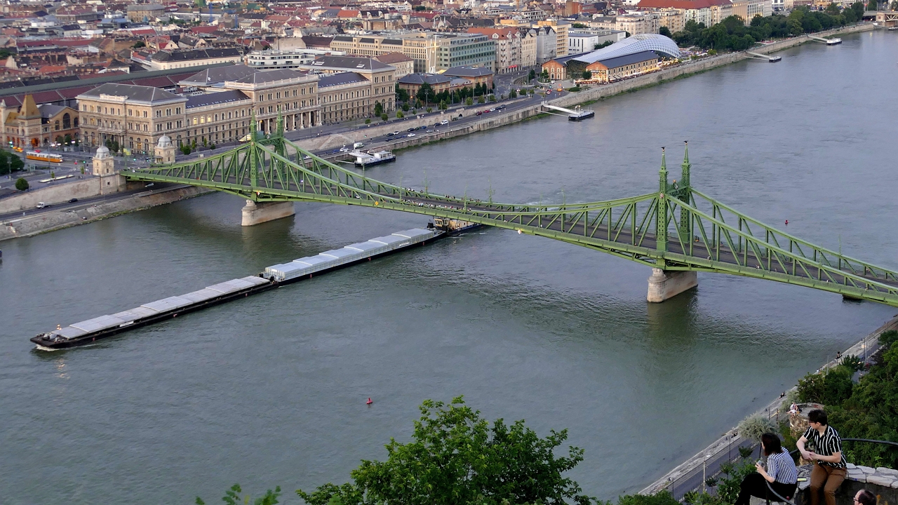 Dunába akart ugrani egy férfi a Szabadság hídról