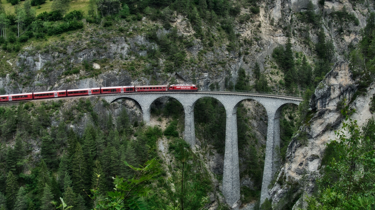 Kisiklott egy vonat az osztrák Alpokban, több gyerek is megsérült  