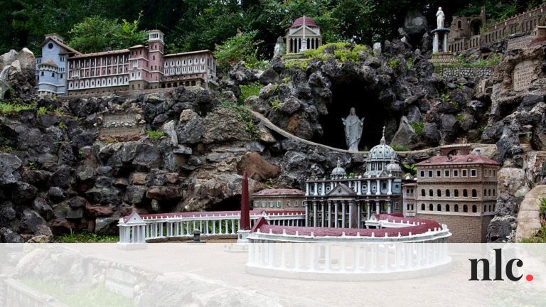 30 év alatt épített fel egy miniatűr várost a bencés szerzetes