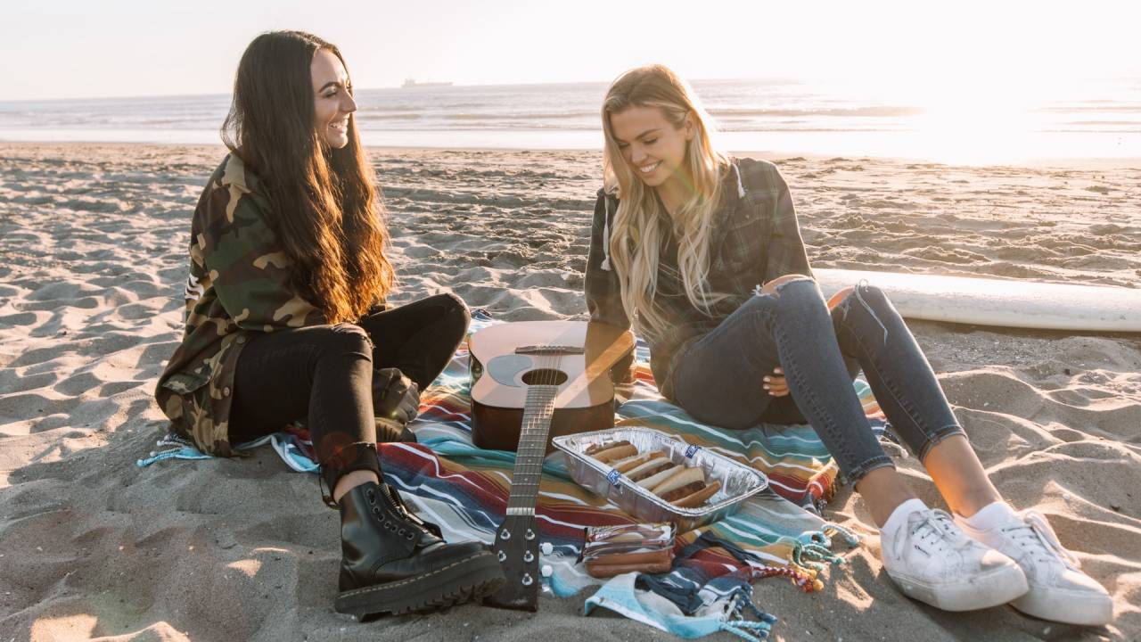 lányok piknikeznek a tengerparton