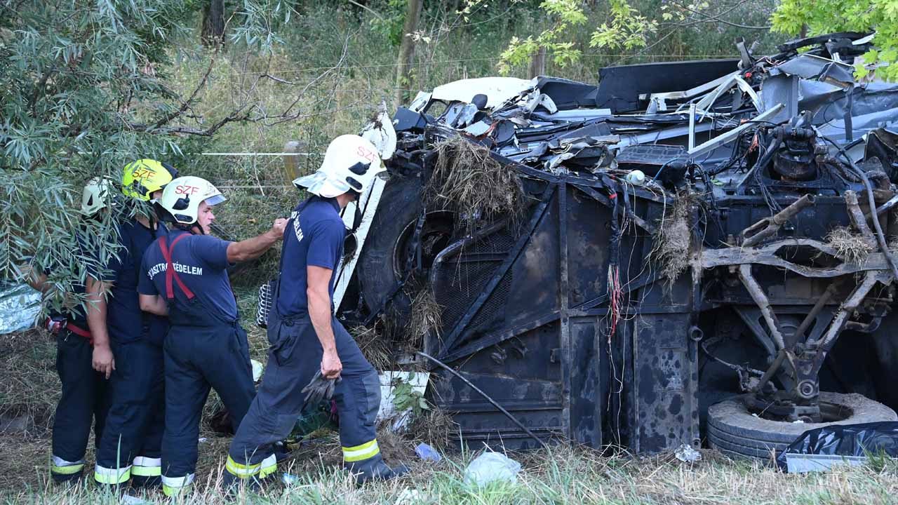 Tűzoltók az M7-es autópálya mellett Szabadbattyán közelében, ahol árokba borult egy autóbusz 2021. augusztus 15-én hajnalban. A balesetben legalább nyolcan meghaltak. / MTI/Mihádák Zoltán