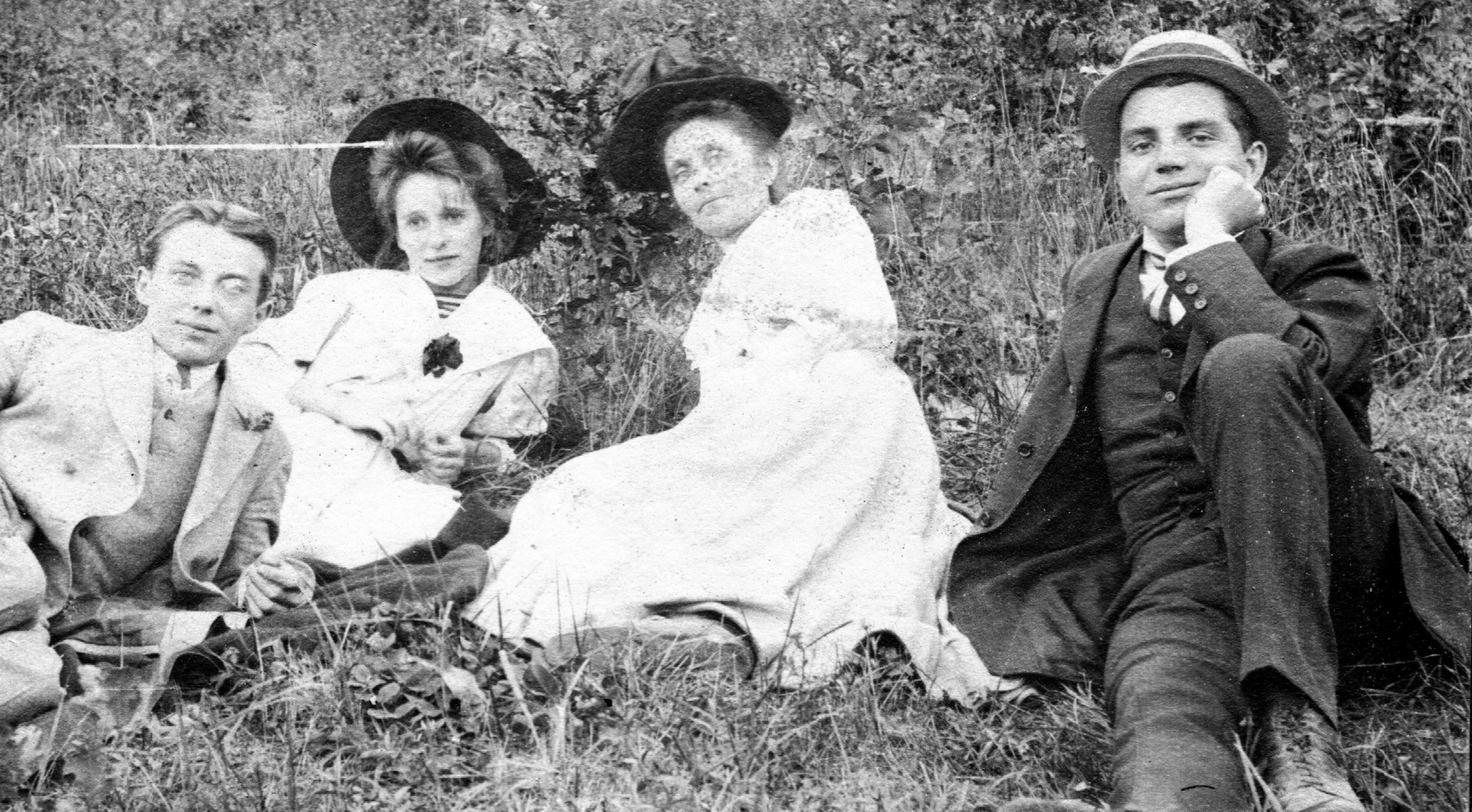 Magyar nők és férfiak piknikeznek a múlt század tízes éveiben (fotó: Fortepan/Balassa Péter)