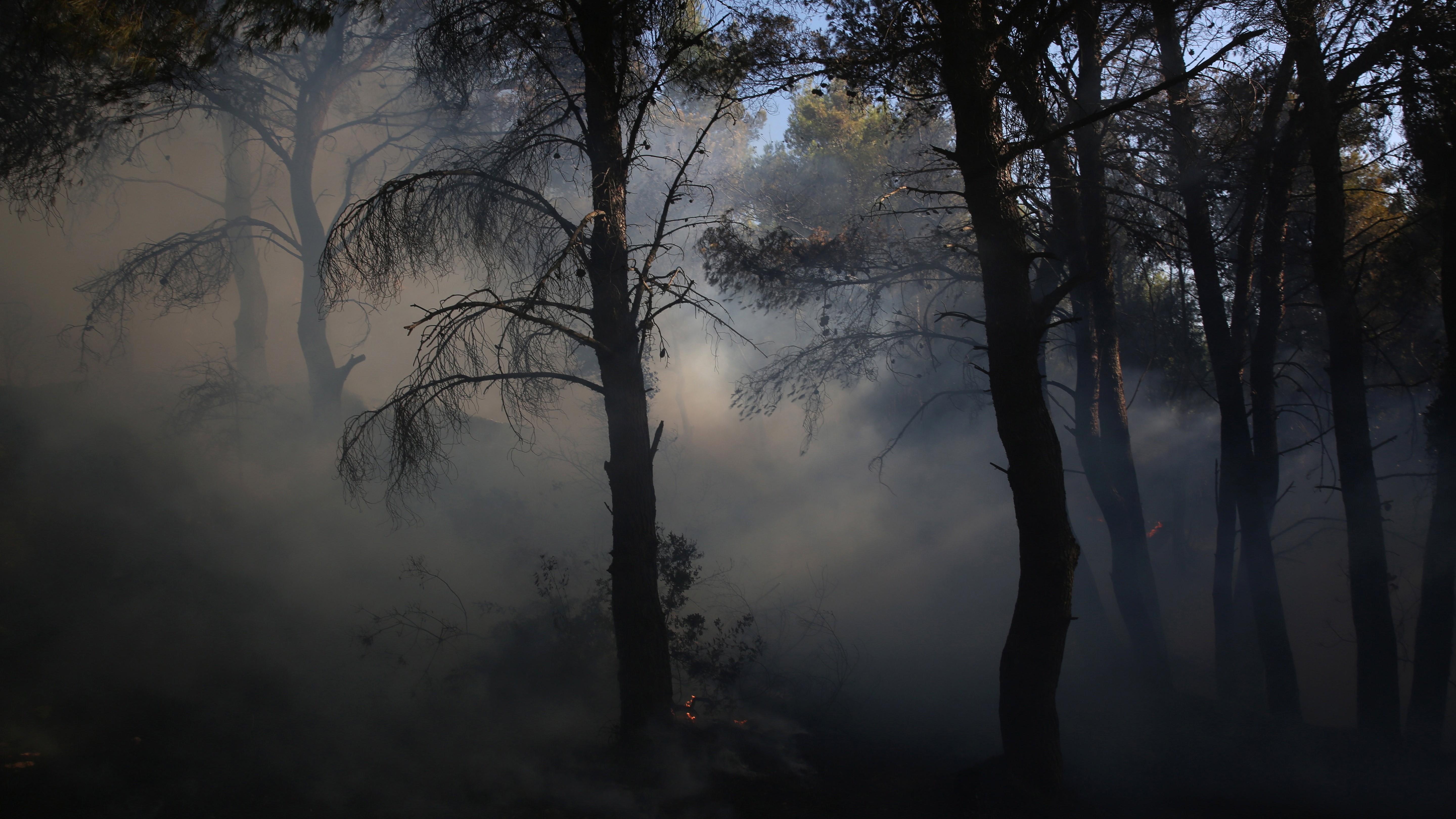 Thrakomakedonesz, 2021. augusztus 7.Erdőtűz sűrű füstje gomolyog az Athén közelében fekvõ Thrakomakedonesz térségében 2021. augusztus 7-én. A görög fõvárosban veszélyesen rossz minőségű a levegő a környéki erdőtüzek miatt.MTI/EPA/ANA-MPA/Alexander Beltesz