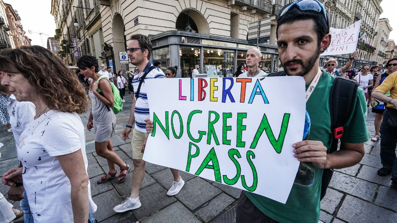 Olaszok tüntetnek a védettségi igazolvány bevezetése ellen Torinóban (fotó: MTI/EPA/ANSA/Tino Romano)