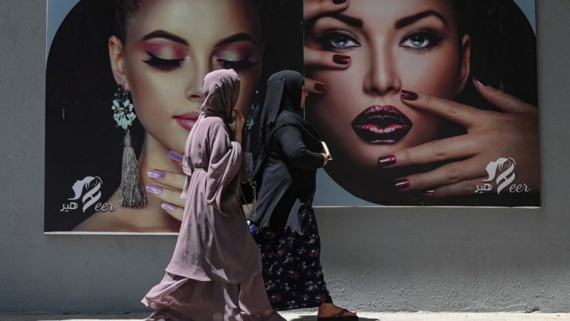 Tépkedik le a nőket ábrázoló plakátokat Kabulban