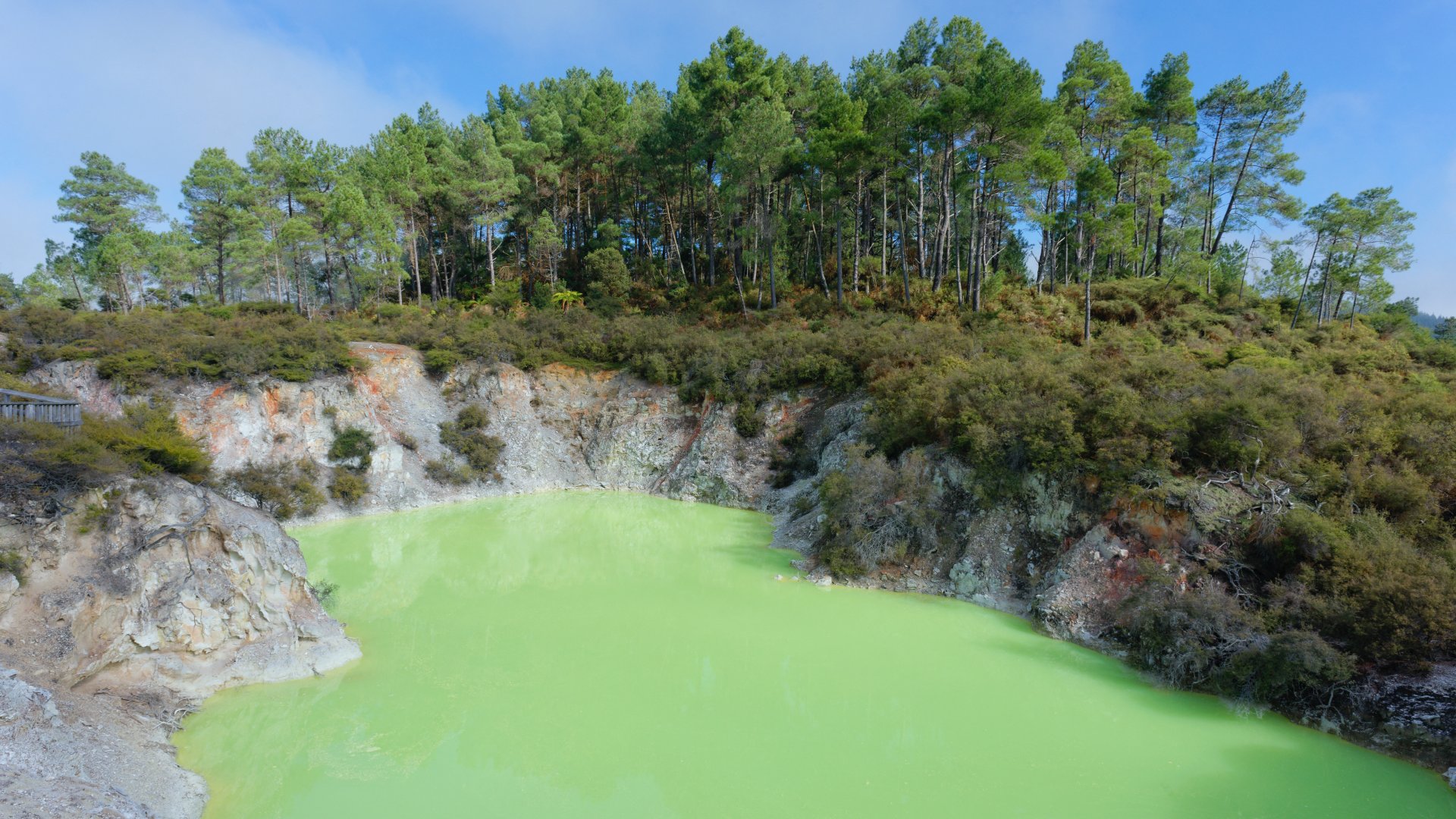 A zöld színű Ördög fürdője tó Új-Zélandon