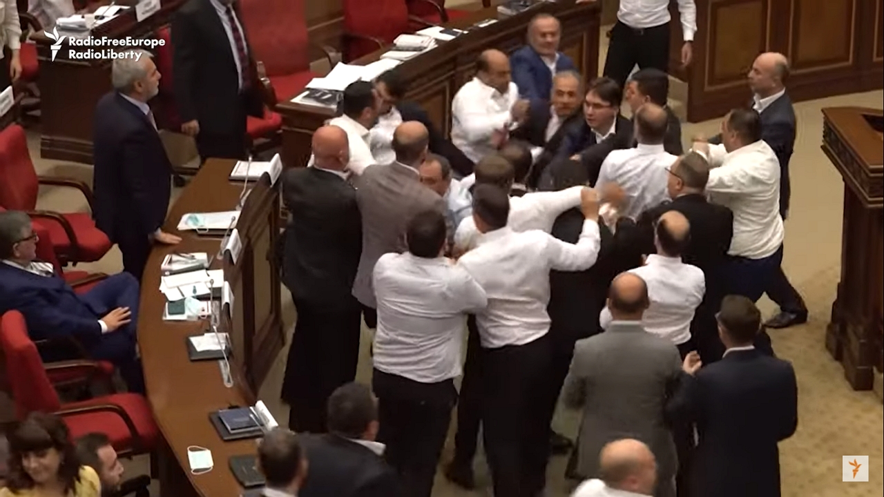 Szócsatából tömegverekedés lett az örmény parlamentben