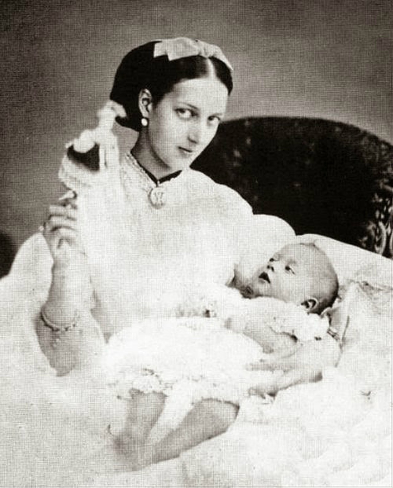 Dániai Alexandra elsőszülött fiával (fotó: Wikipedia)