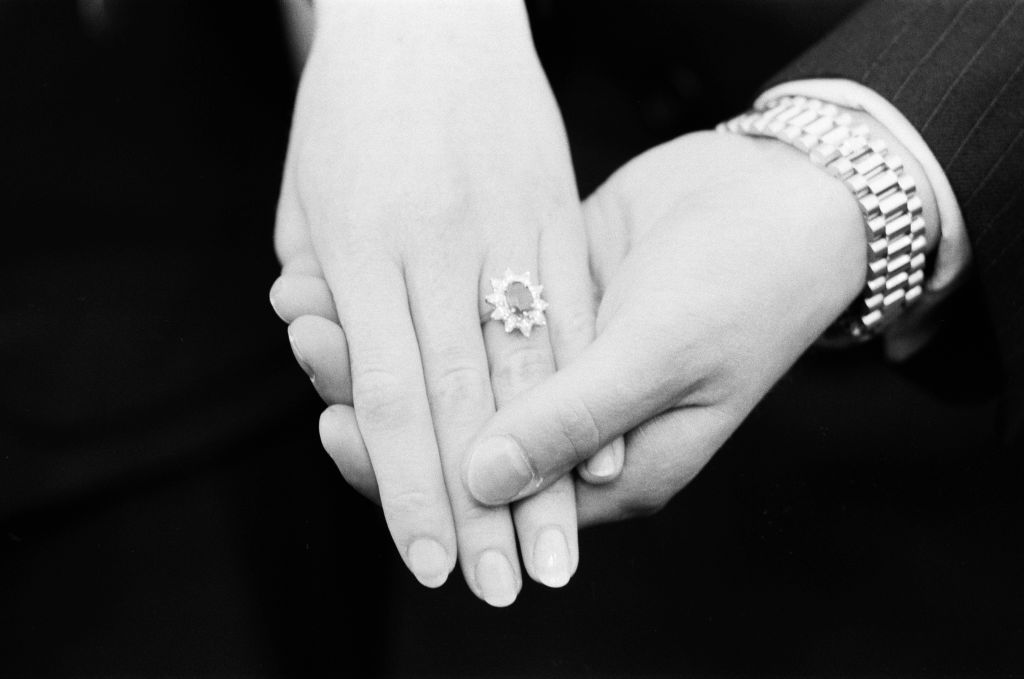 Sarah Ferguson jegygyűrűjének hasonló formája volt, mint Diana eljegyzési gyűrűjének