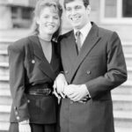 Sarah Ferguson és András herceg a Buckingham Palota kertjében fogadták a fotósokat 1986 márciusában, az eljegyzésük bejelentése után