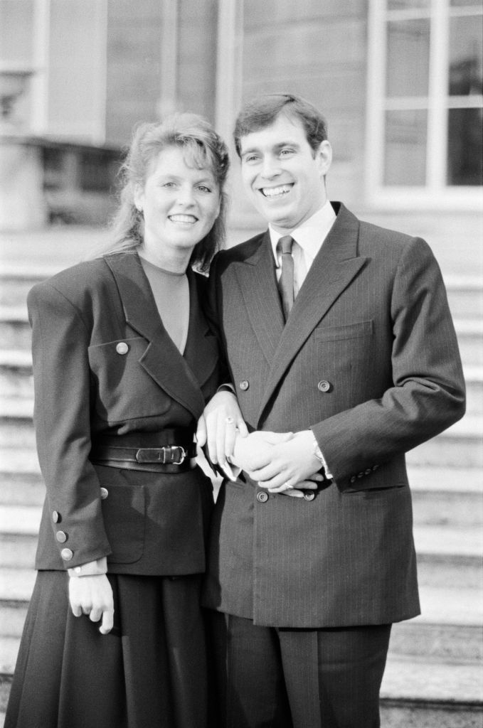 Sarah Ferguson és András herceg a Buckingham Palota kertjében fogadták a fotósokat 1986 márciusában, az eljegyzésük bejelentése után