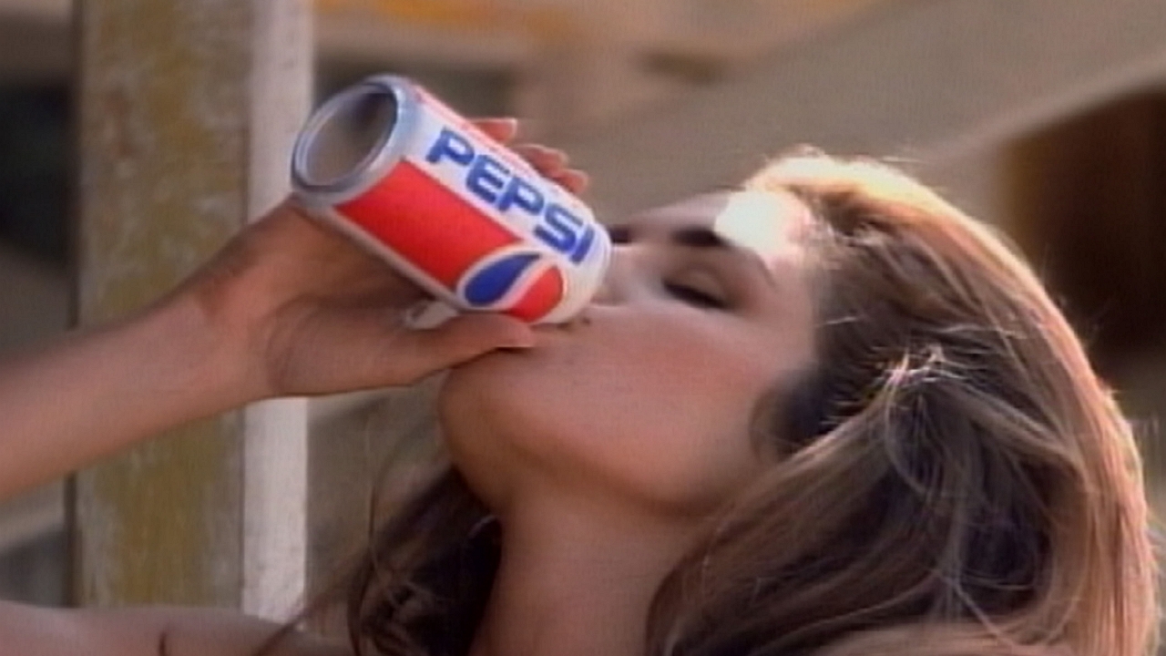 Cindy Crawford az 1992-es Pepsi reklám legújabb remake-jében is szexi