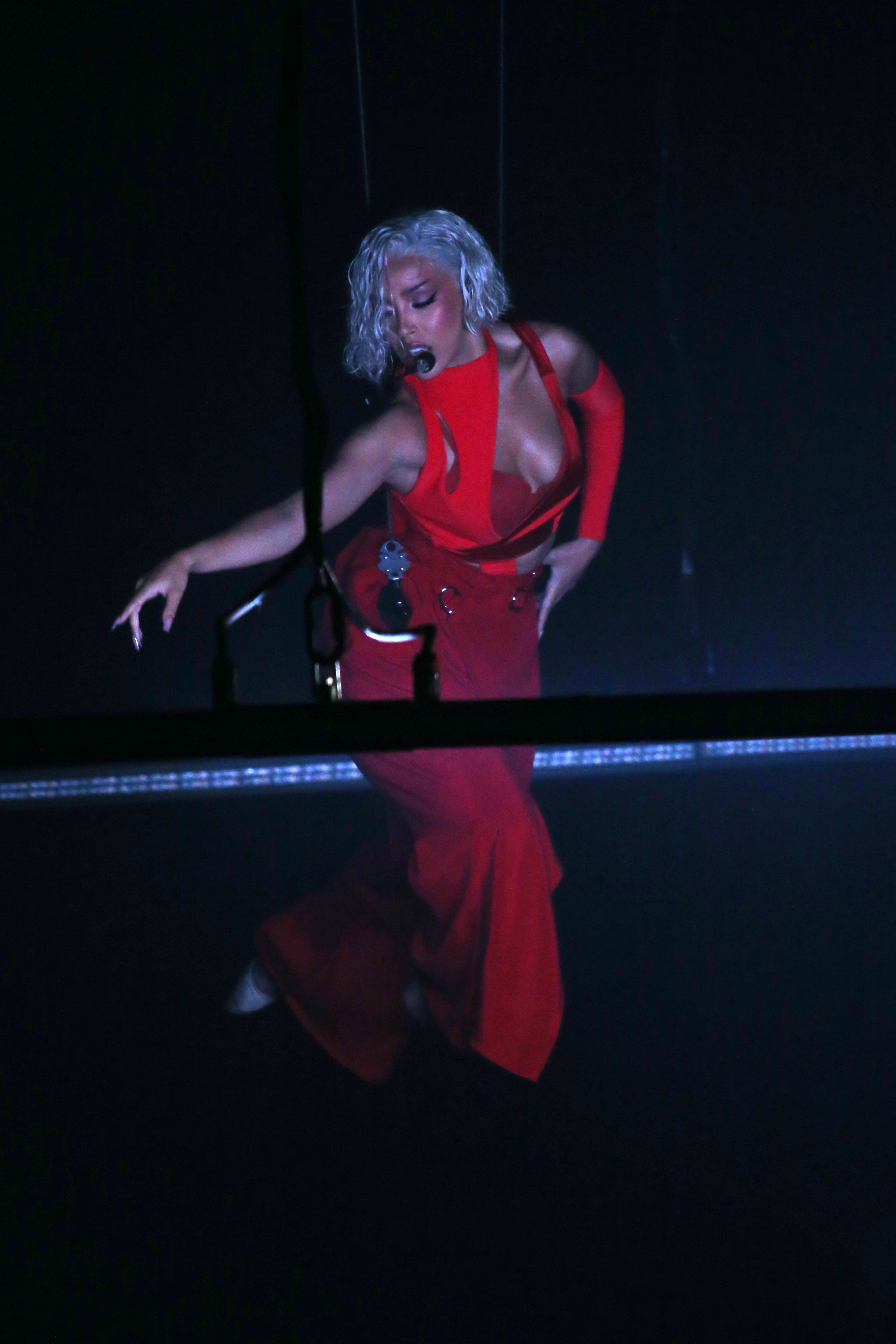 Doja Cat piros ruhában adta elő a dalát az MTV VMA díjátadóján