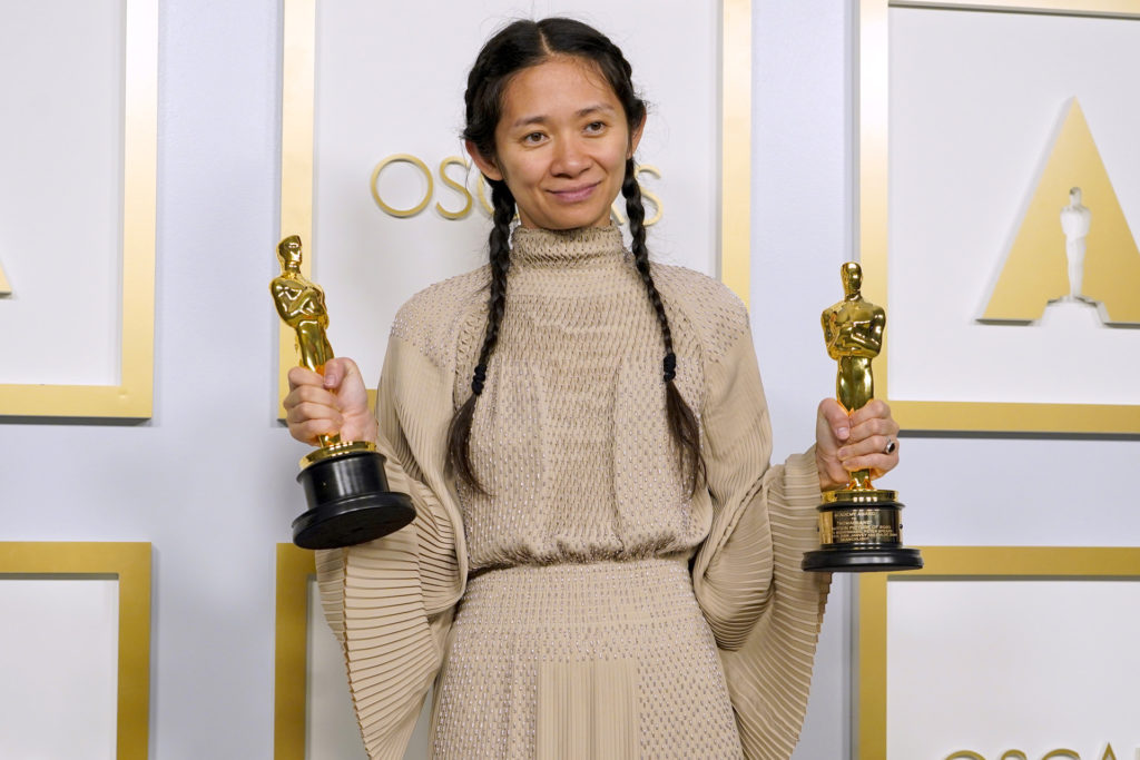 Chloe Zhao a legjobb rendezőnek és legjobb filmnek járó Oscar-díjjal (Fotó: Chris Pizzello-Pool/Getty Images)