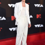 Shawn Mendes egyedül pózolt a fotósoknak az MTV VMA 2021 vörös szőnyegén