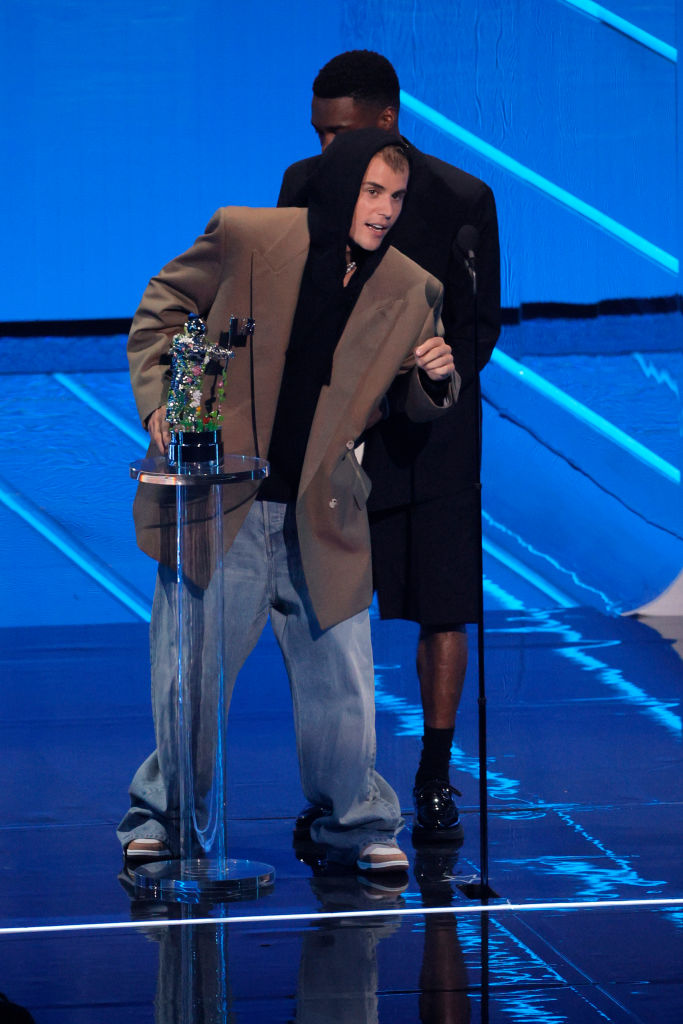 Justin Bieber és Giveon a Peaches-ért vhették át a díjat a 2021-es MTV Video Music Awards gálán