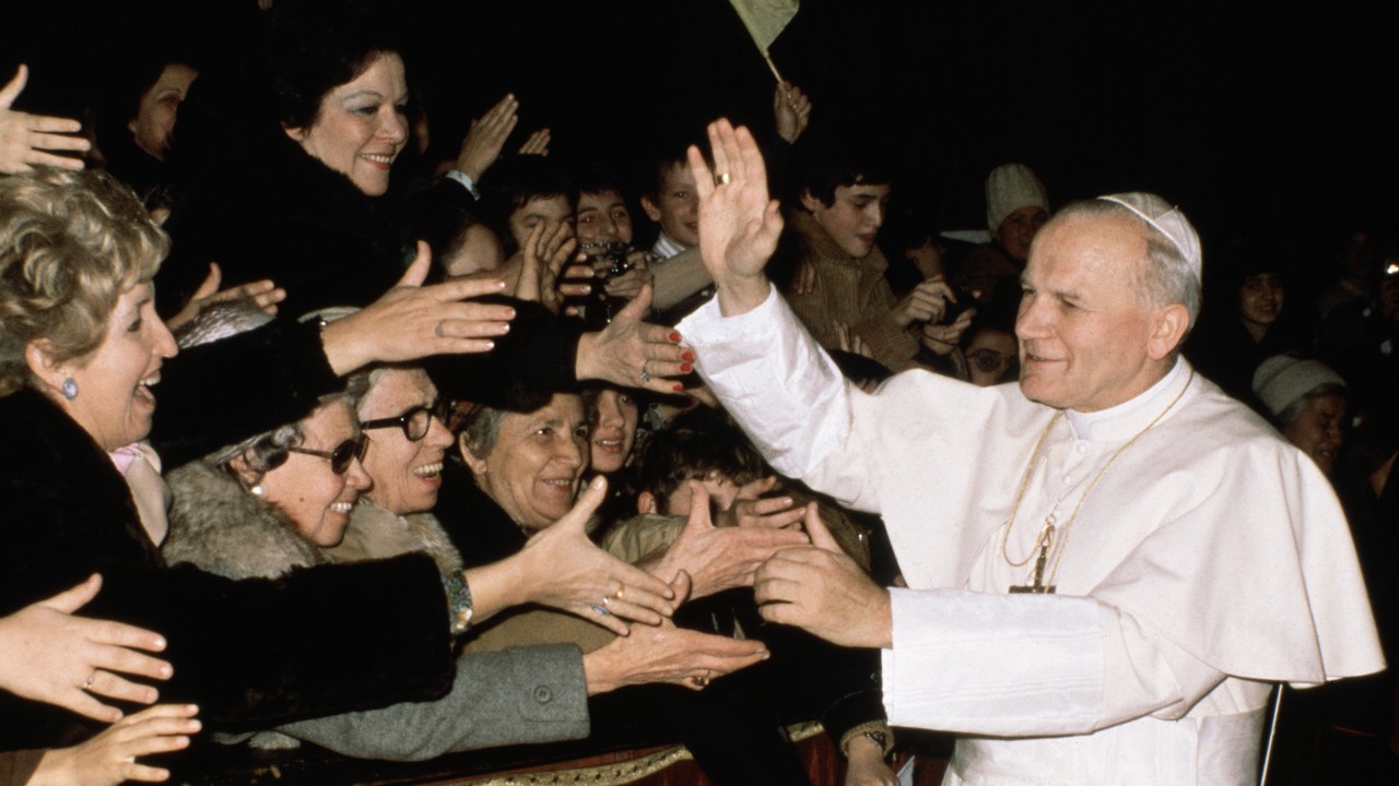 II. János Pál pápa üdvözli a híveket