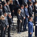 Emmanuel Macron elnök és felesége, Brigitte Macron tisztelgett Jean-Paul Belmondo és a családja előtt